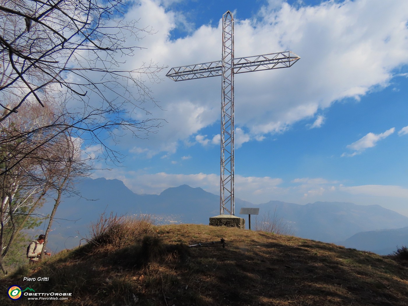 22 Alla croce di Bracca (937 m) con vista da sx in Alben, Suchello, Cornagera-Poieto .JPG